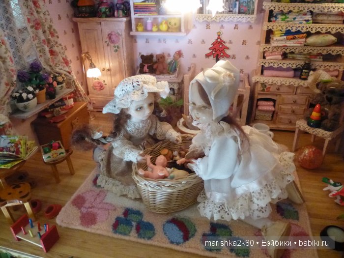 Две авторские подвижные куклы в домике