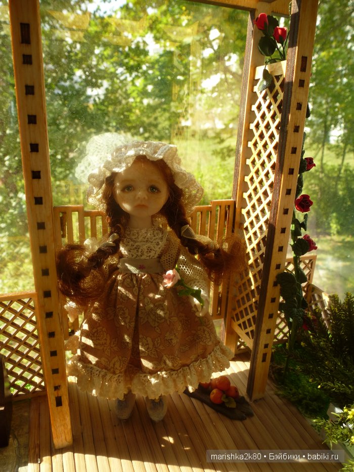 Две авторские подвижные куклы в домике