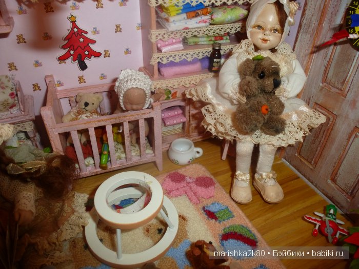 Две авторские подвижные куклы в домике