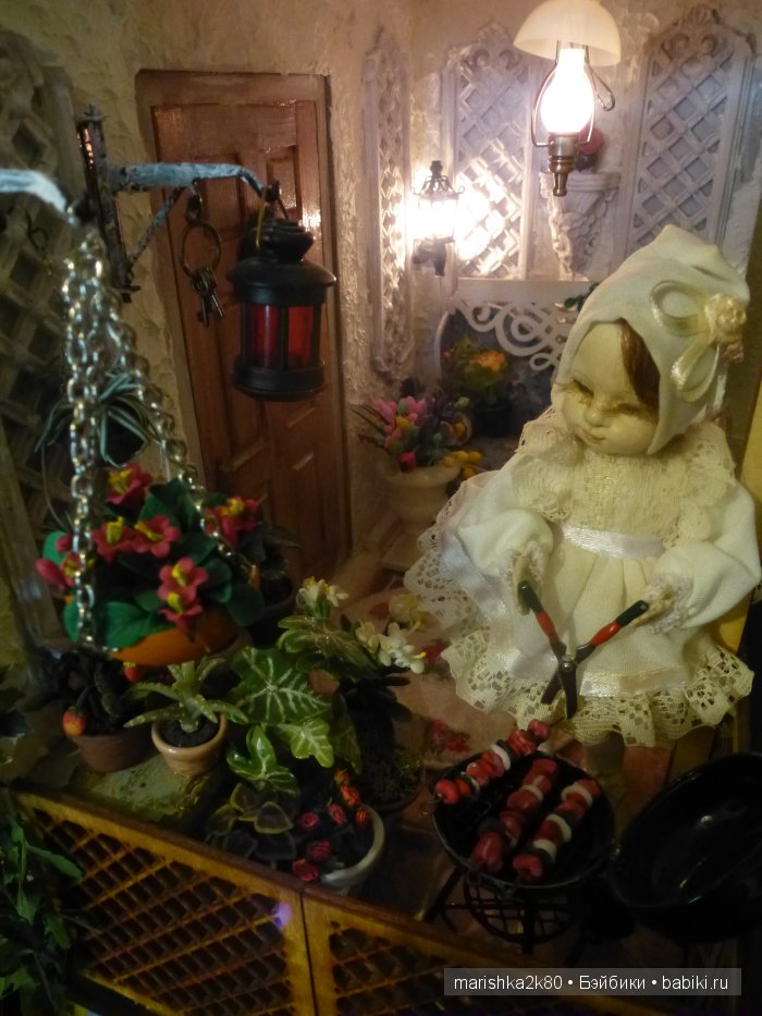 Две авторские подвижные куклы в домике