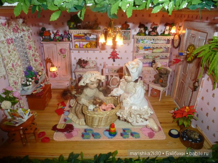 Две авторские подвижные куклы в домике
