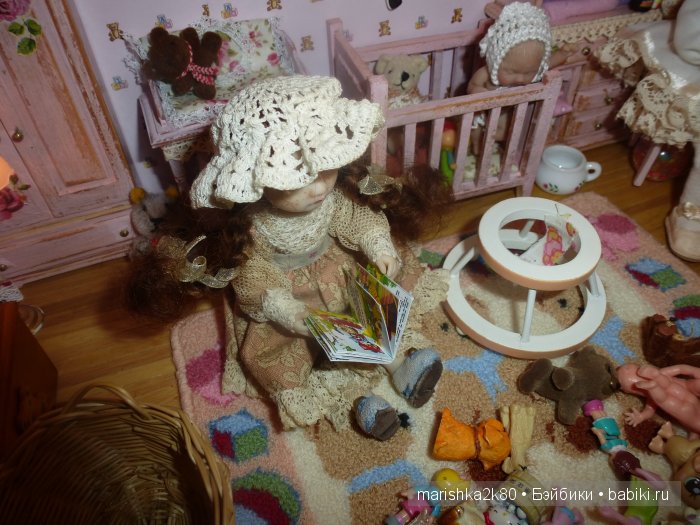 Две авторские подвижные куклы в домике
