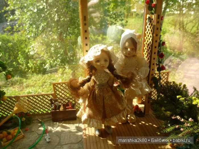 Две авторские подвижные куклы в домике
