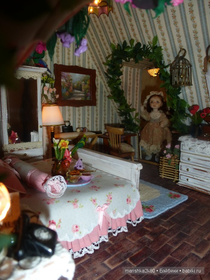 Две авторские подвижные куклы в домике