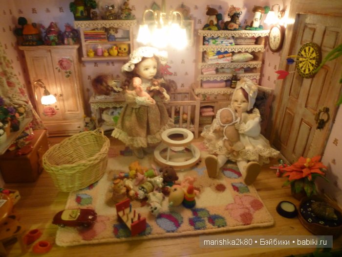 Две авторские подвижные куклы в домике
