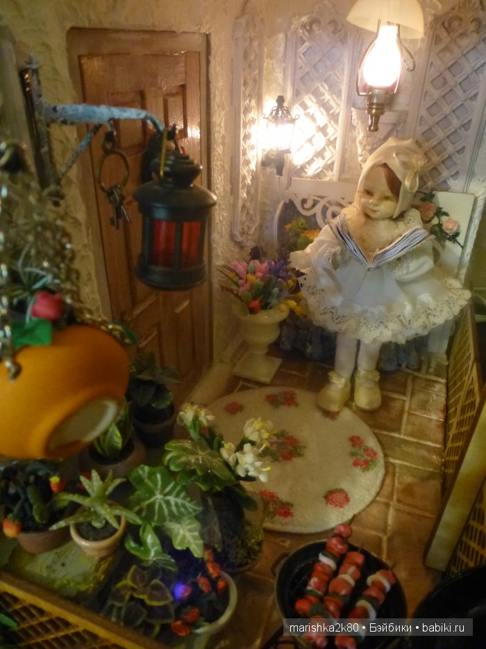 Две авторские подвижные куклы в домике