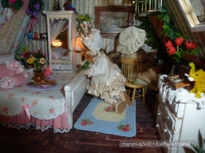 Две авторские подвижные куклы в домике