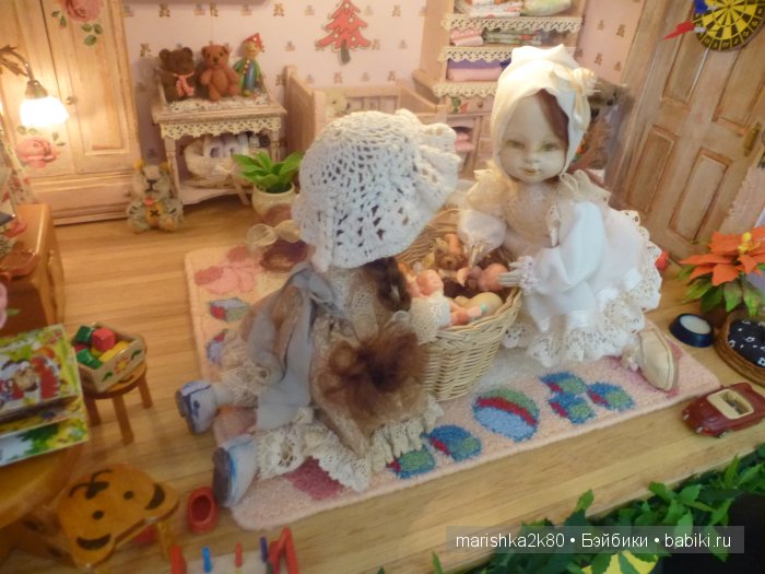 Две авторские подвижные куклы в домике