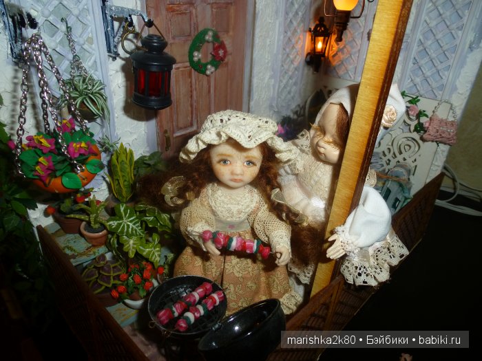 Две авторские подвижные куклы в домике