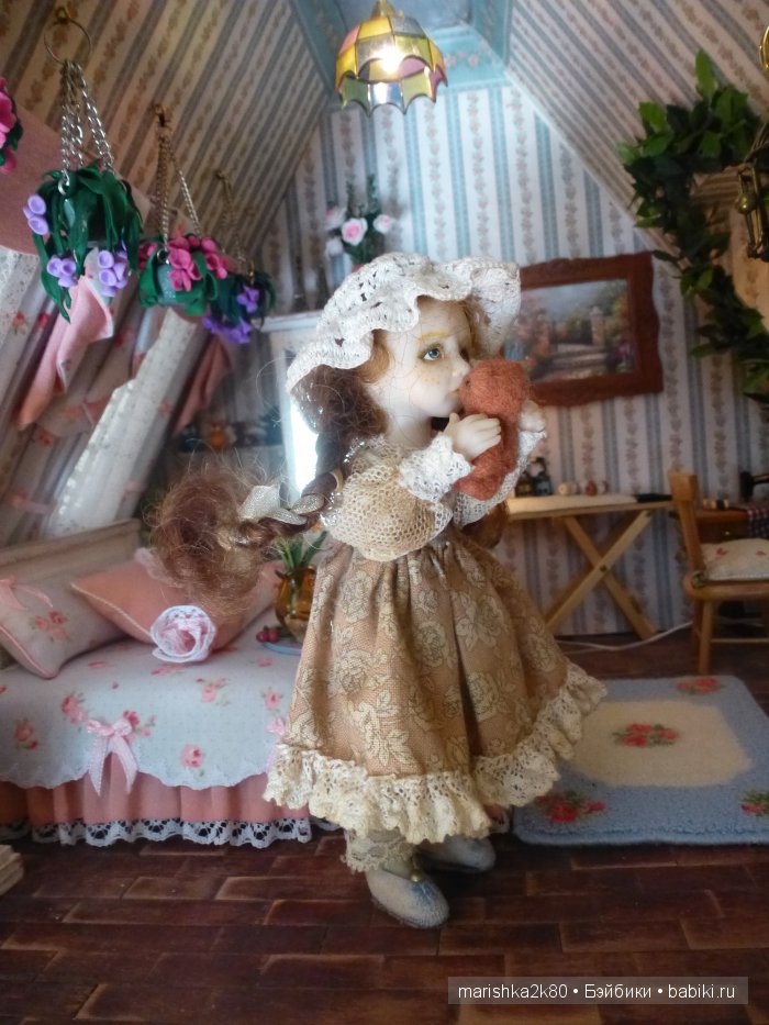 Две авторские подвижные куклы в домике