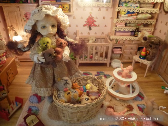 Две авторские подвижные куклы в домике