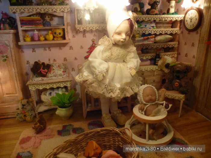 Две авторские подвижные куклы в домике