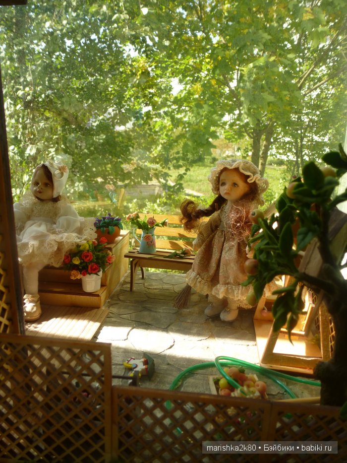Две авторские подвижные куклы в домике