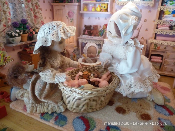 Две авторские подвижные куклы в домике