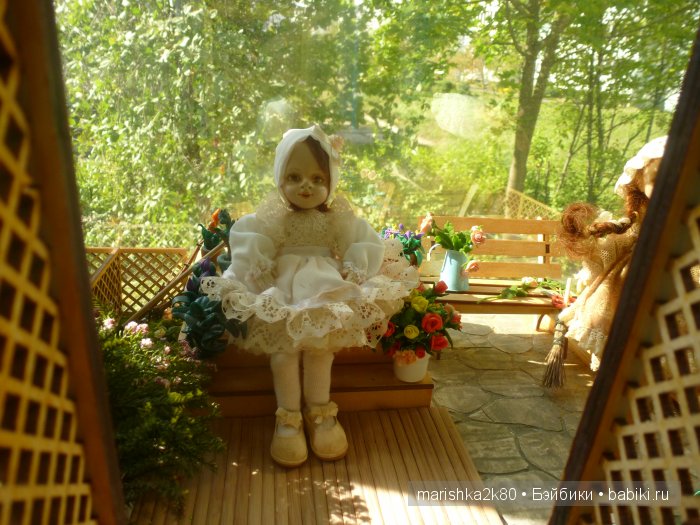 Две авторские подвижные куклы в домике