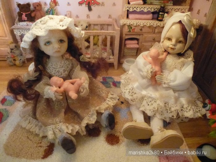 Две авторские подвижные куклы в домике