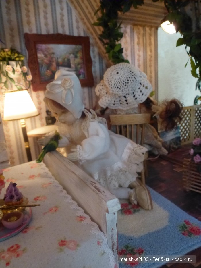 Две авторские подвижные куклы в домике