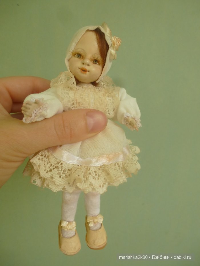 Две авторские подвижные куклы в домике