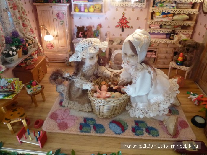 Две авторские подвижные куклы в домике