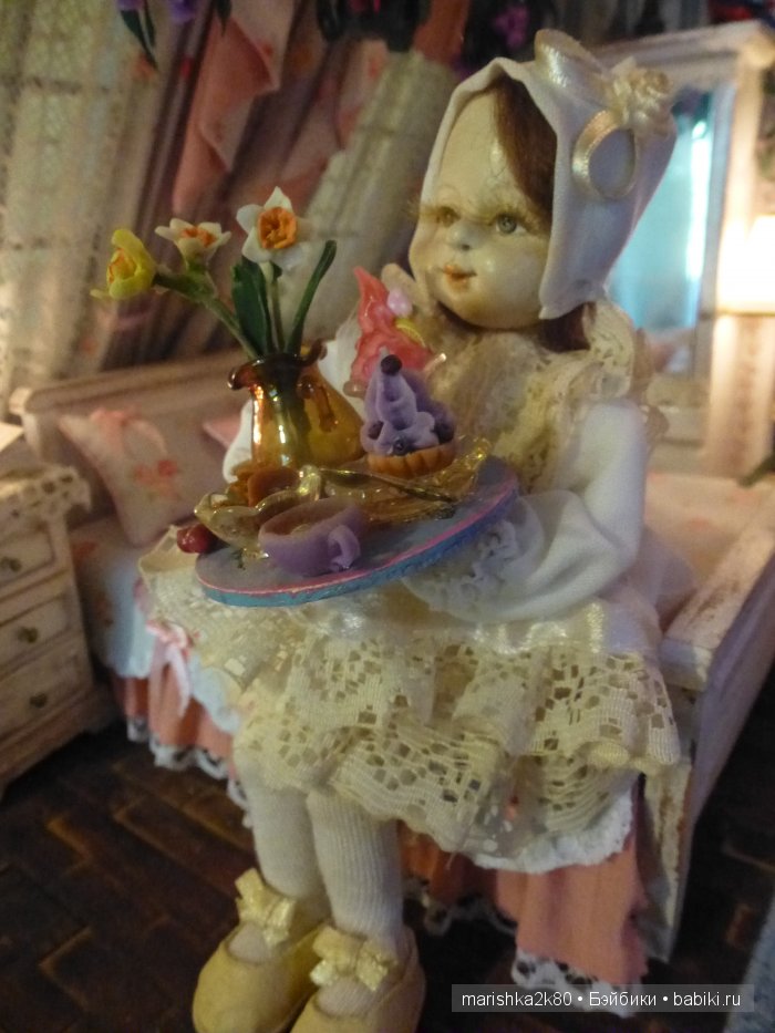 Две авторские подвижные куклы в домике