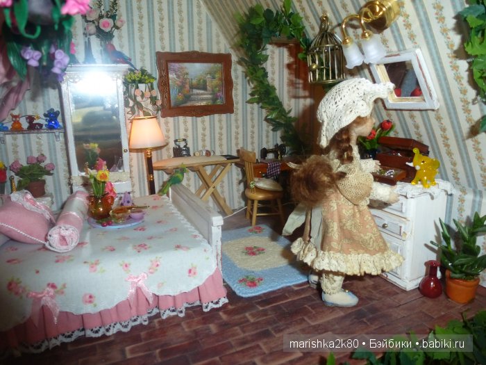 Две авторские подвижные куклы в домике