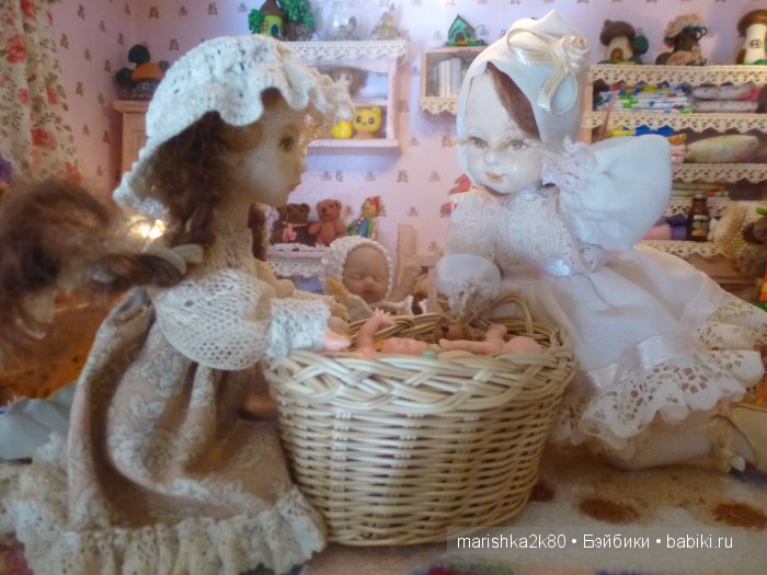 Две авторские подвижные куклы в домике