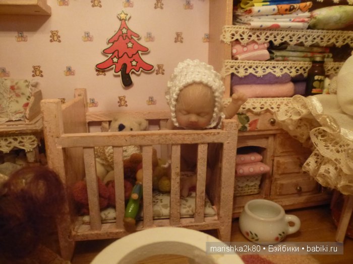 Две авторские подвижные куклы в домике