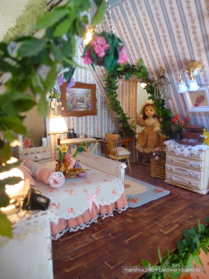 Две авторские подвижные куклы в домике