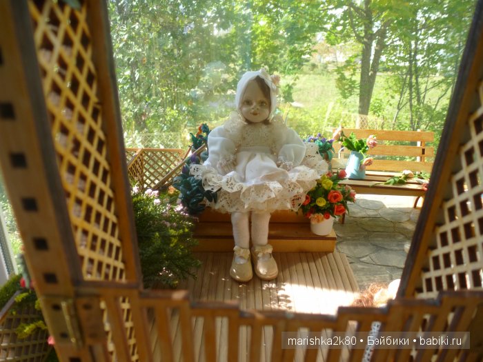 Две авторские подвижные куклы в домике