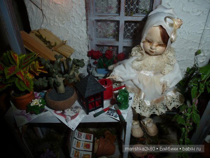 Две авторские подвижные куклы в домике