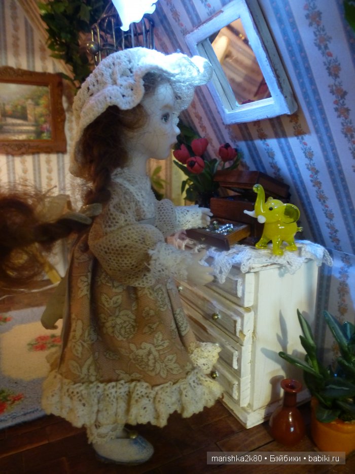 Две авторские подвижные куклы в домике