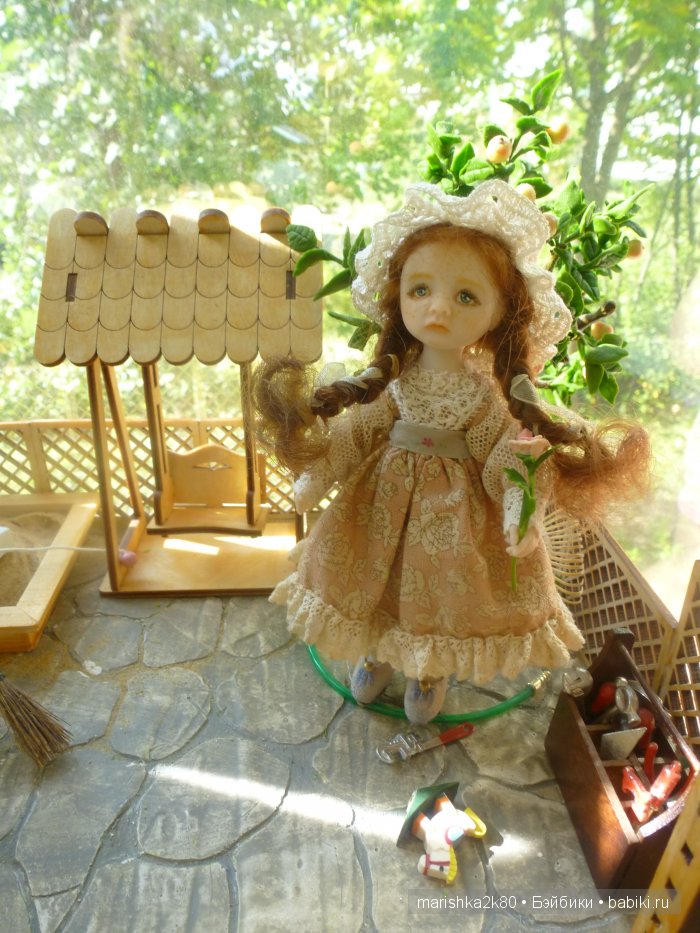 Две авторские подвижные куклы в домике