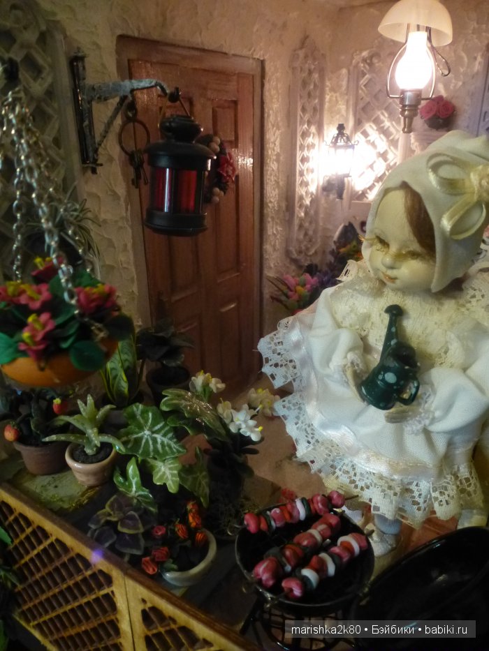 Две авторские подвижные куклы в домике