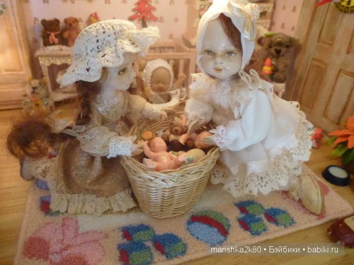 Две авторские подвижные куклы в домике