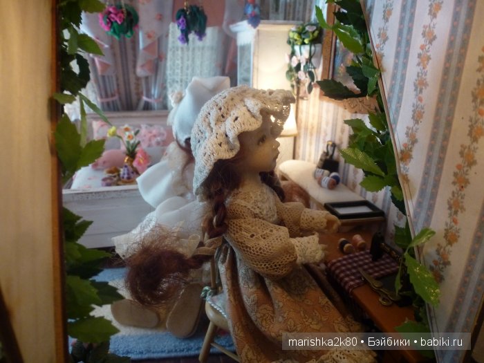 Две авторские подвижные куклы в домике