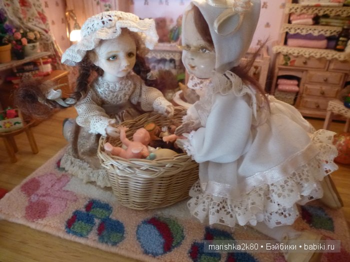 Две авторские подвижные куклы в домике