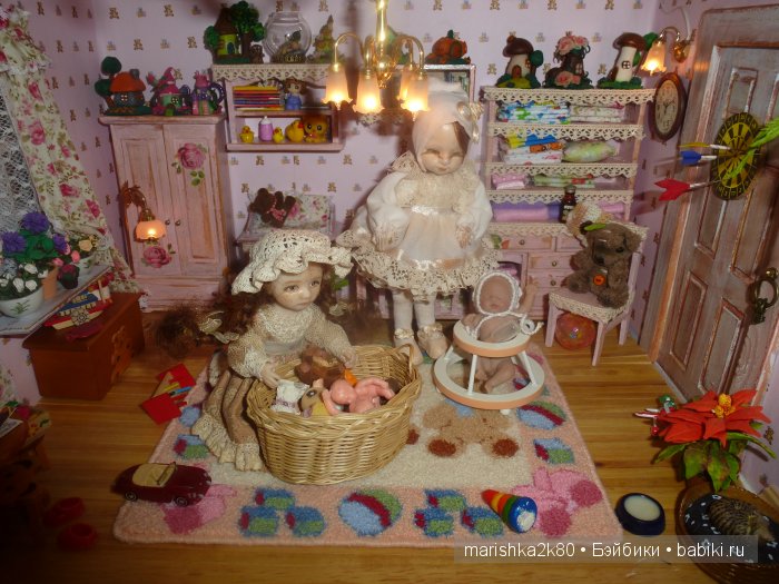 Две авторские подвижные куклы в домике