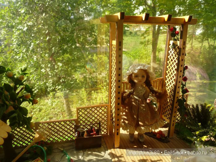 Две авторские подвижные куклы в домике