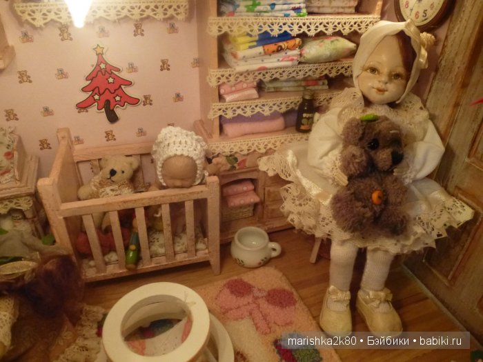 Две авторские подвижные куклы в домике