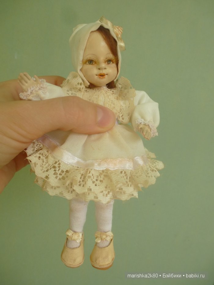 Две авторские подвижные куклы в домике