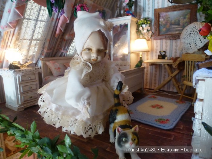 Две авторские подвижные куклы в домике