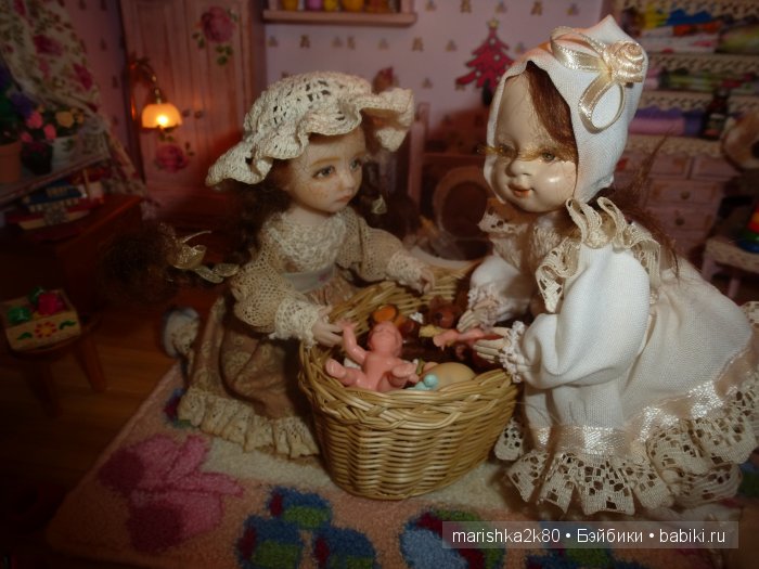 Две авторские подвижные куклы в домике