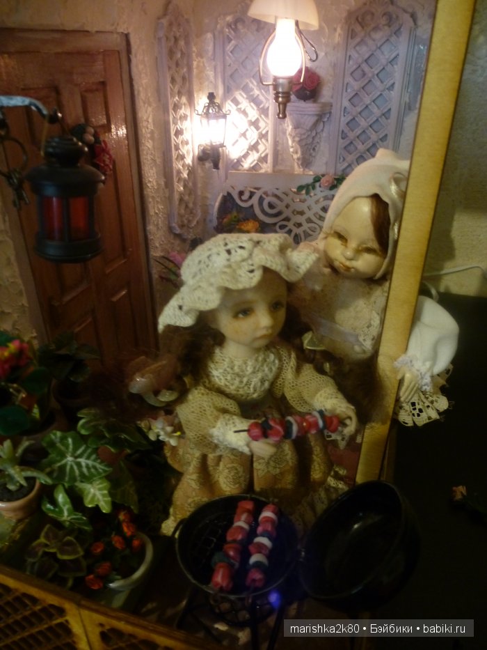 Две авторские подвижные куклы в домике