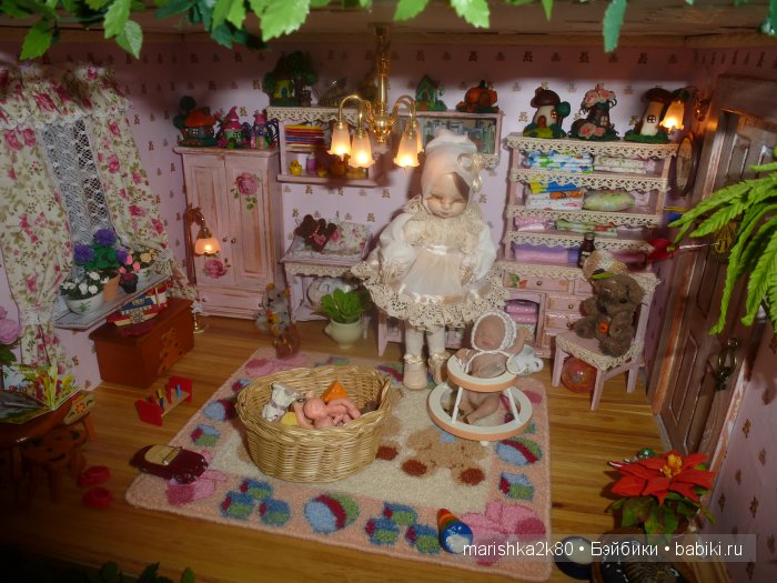 Две авторские подвижные куклы в домике