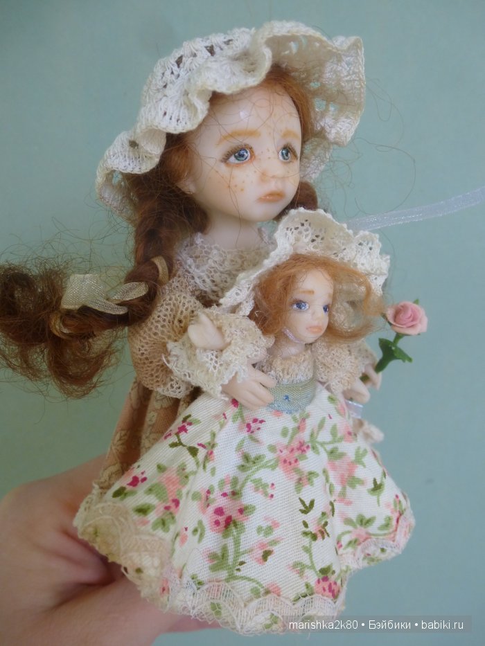 Две авторские подвижные куклы в домике