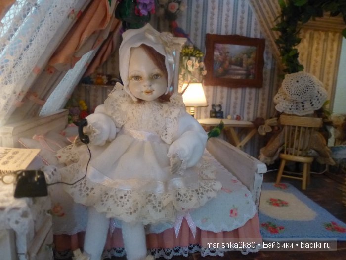 Две авторские подвижные куклы в домике