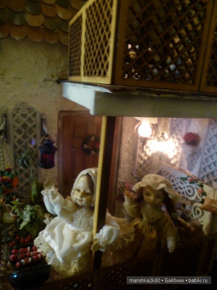 Две авторские подвижные куклы в домике