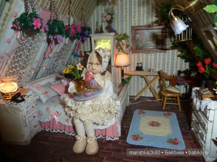 Две авторские подвижные куклы в домике