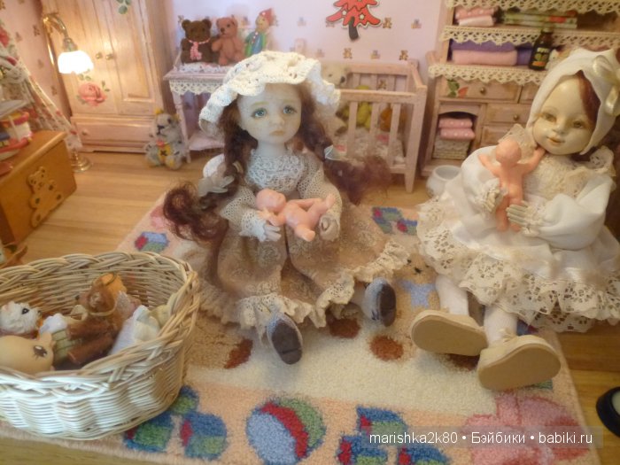 Две авторские подвижные куклы в домике