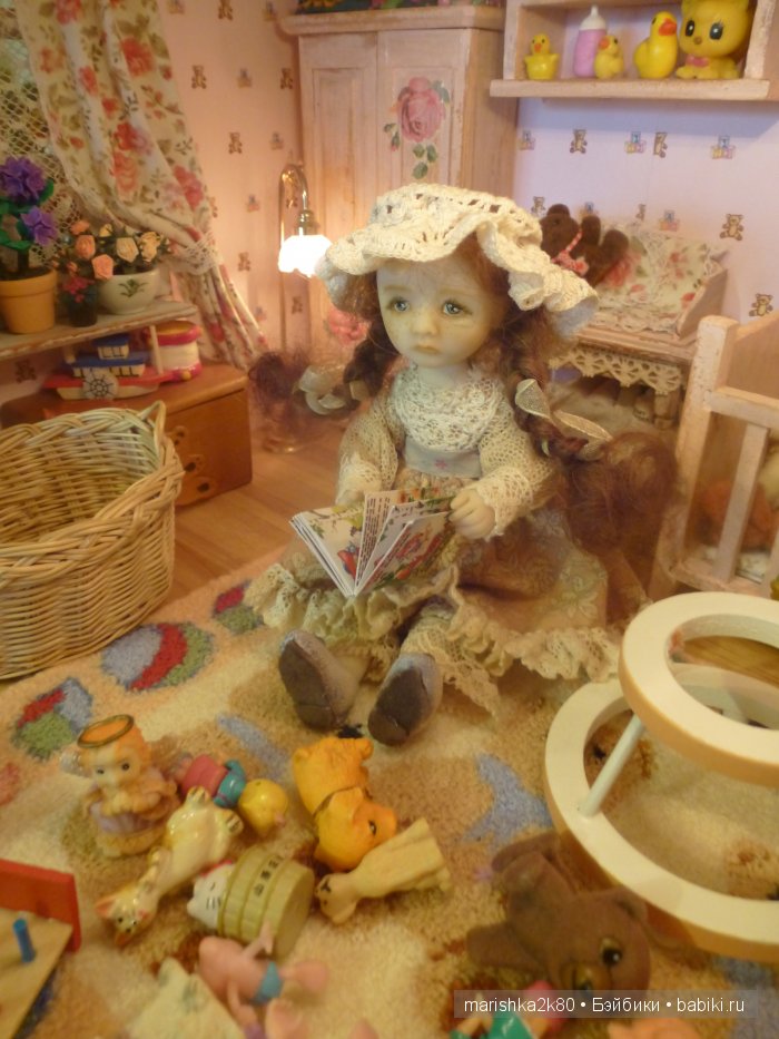 Две авторские подвижные куклы в домике